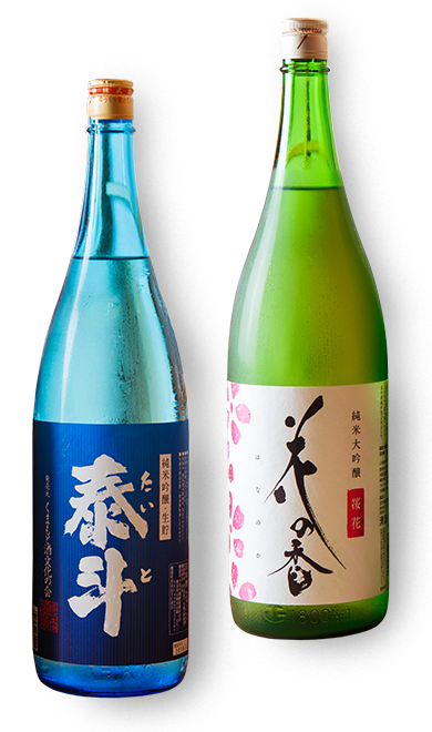 日本酒注ぐ手元